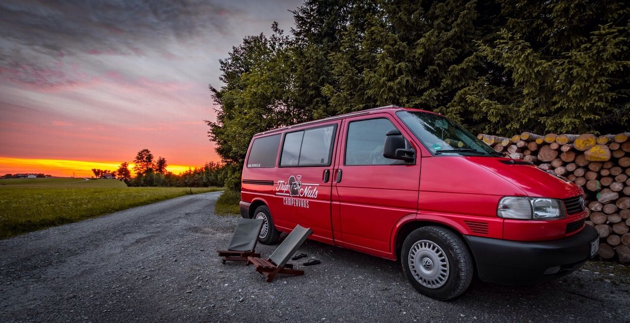 Gemütlicher TripNuts Campervan auf einer malerischen Straße