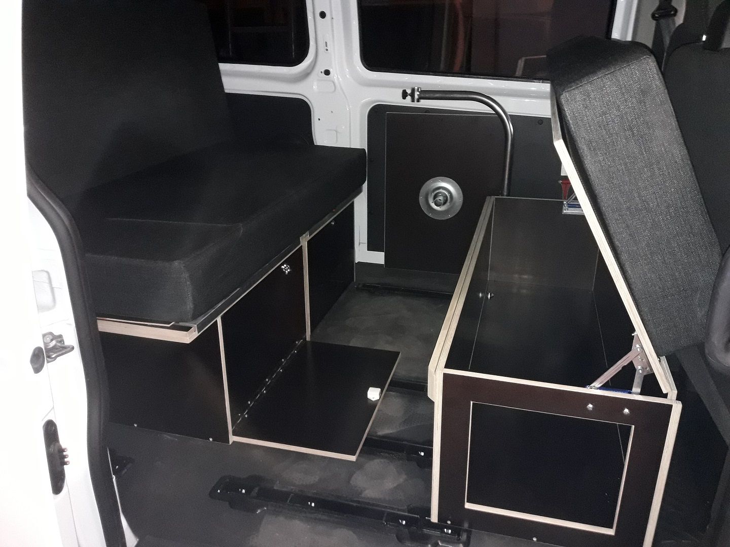 DIY Werkstatt mit Werkzeugen und Ausrüstung für Campervan-Umbau